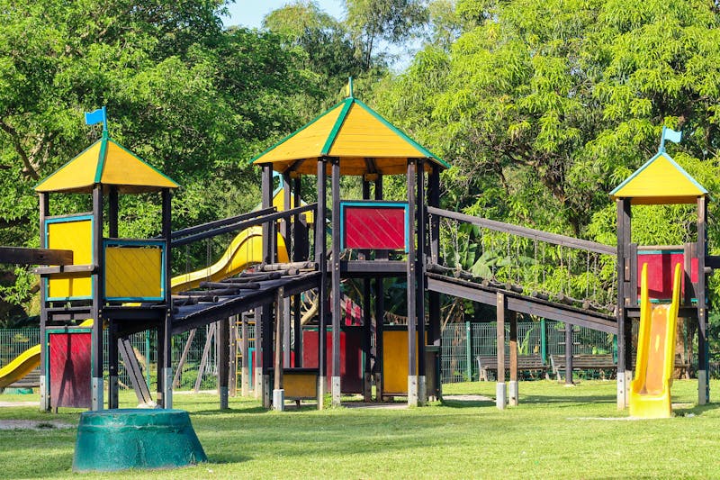Playground infantil em casa vale a pena? Custos, vantagens e dicas (com Cama Elástica)